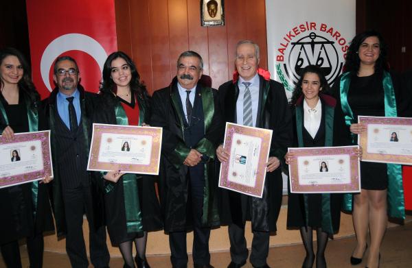 Görme engelli adalet savaşçısı cübbe giyip yemin etti