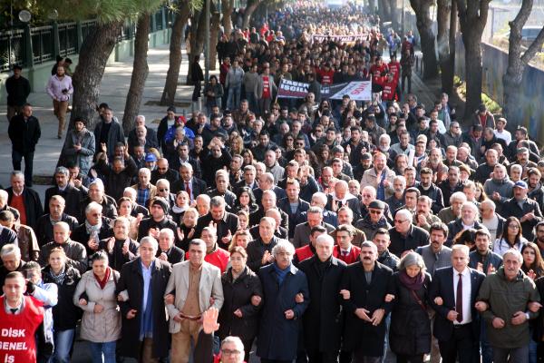 İzmir'de DİSK'ten 'kadro' yürüyüşü