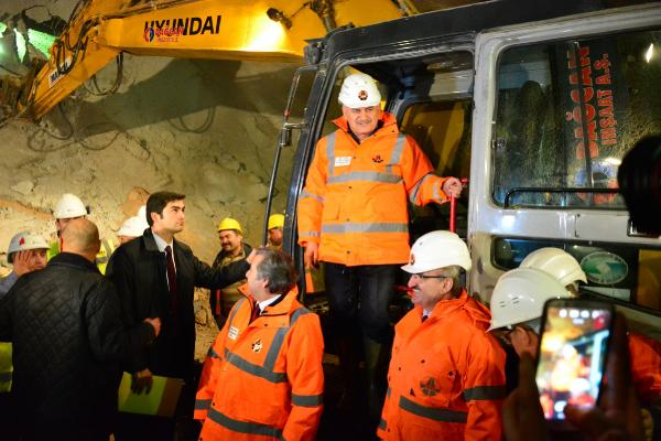 Bakan Yıldırım tünel açarken iş makinesi aniden hareketlenince panik çıktı
