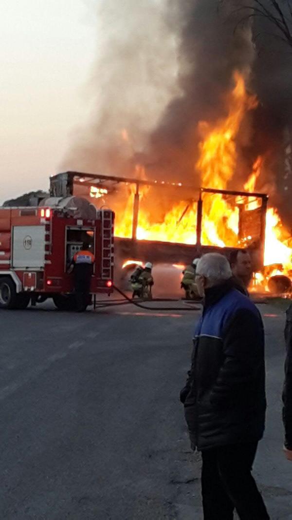 TIR, kamyonla çarpışınca alev topuna döndü: 1 ölü 1 yaralı