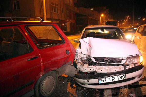 Alkollü sürücü kırmızı ışıkta bekleyen araca çarptı: 1 yaralı