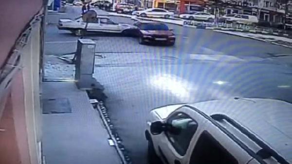 Yayalar, otomobilden böyle kaçtı