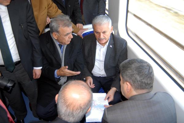 Bakan Yıldırım ve Başkan Kocaoğlu, İzban'da test sürüşü yaptı