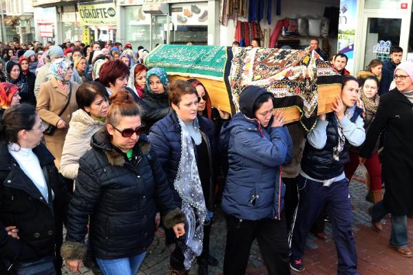 Gizem, son yolculuğuna kadınların omuzlarında uğurlandı