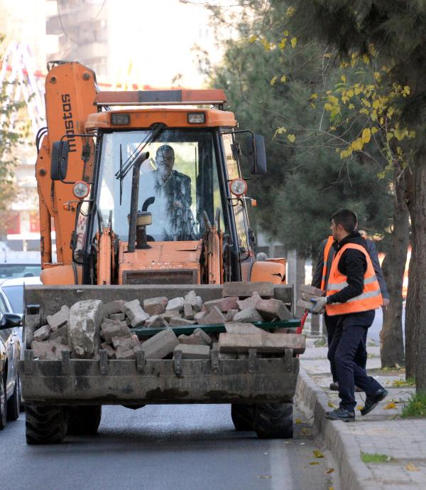Diyarbakır'da göstericilerin tahrip ettiği kaldırım taşlarını Karayolları topluyor