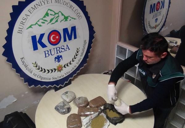 Polise esrar satarken yakalandı