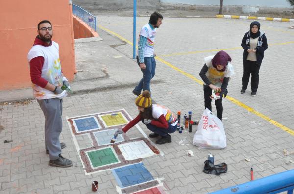 Üniversiteli gönüllüler minik öğrencilerin okullarını yeniliyor