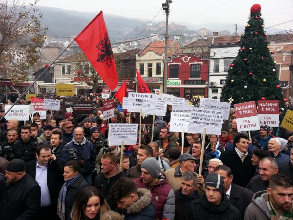 Kosova'da hükümet karşıtı protestoya binlerce kişi katıldı