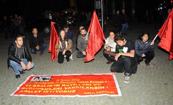 Polise 'küfredince' gözaltına alındılar