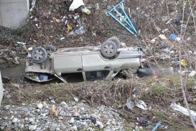 Köprüden dereye uçan otomobilden burnu kanamadan çıktı