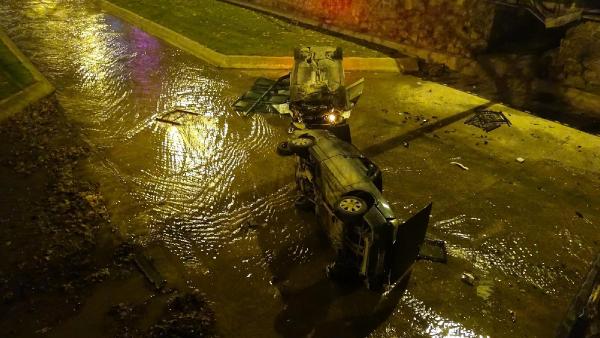 Kastamonu'da çarpışan iki otomobil dereye uçtu: 4 yaralı