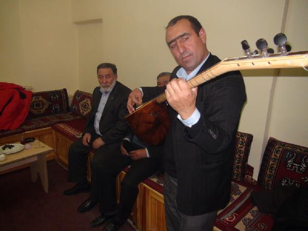 Aşıklar soğuk geceyi ısıtıyor