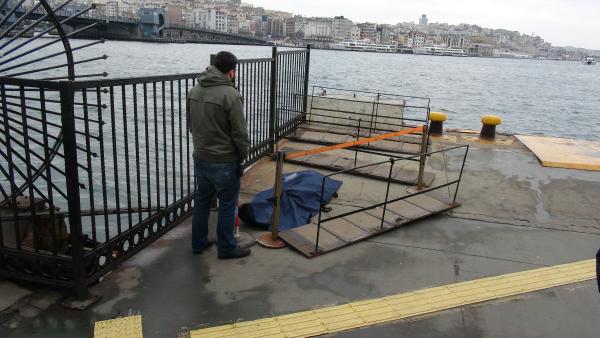 Eminönü'nde denizden erkek cesedi çıkarıldı