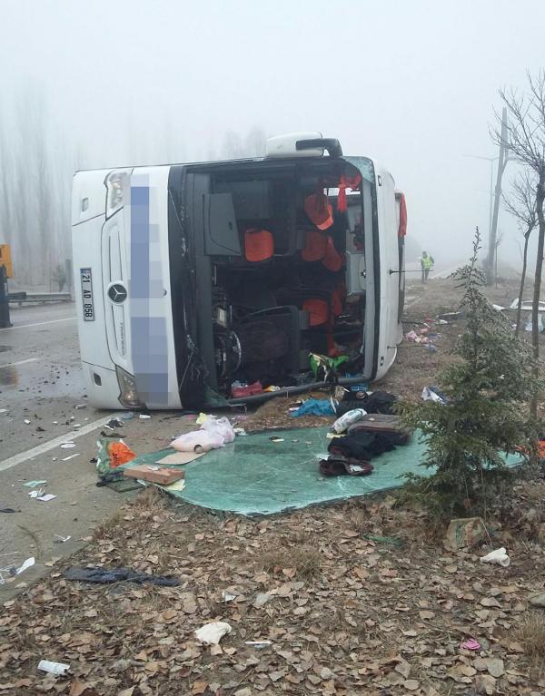 Yolcu otobüsü devrildi: 2 ölü, 23 yaralı