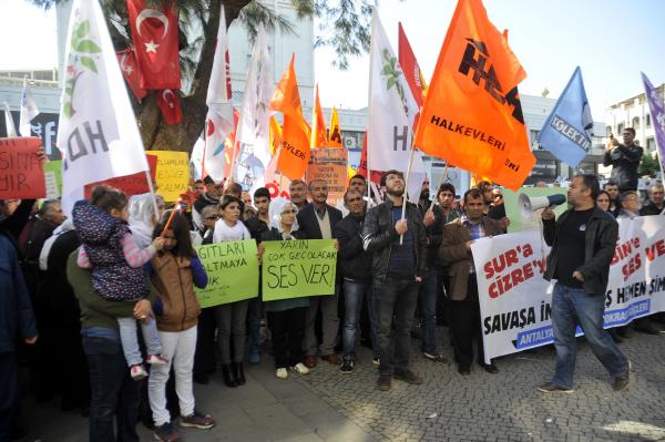 Sokağa çıkma yasağına tepki eylemine polis müdahalesi