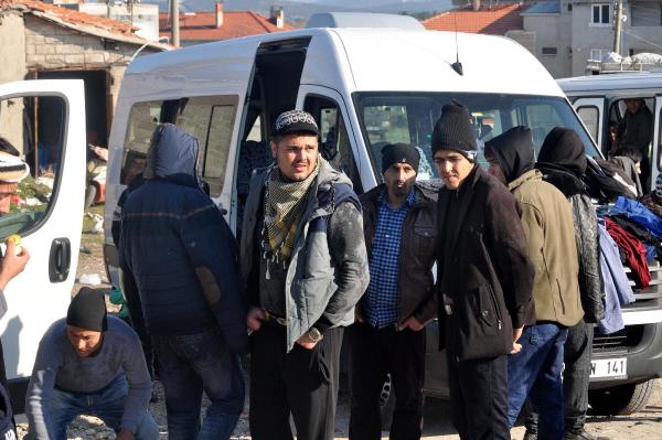 Polis, Ayvacık'ta 71 kaçağı yakaladı