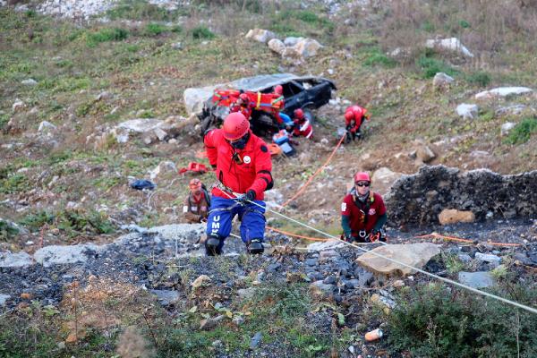 Uçuruma yuvarlanan araçtan yaralı kurtarma tatbikatı