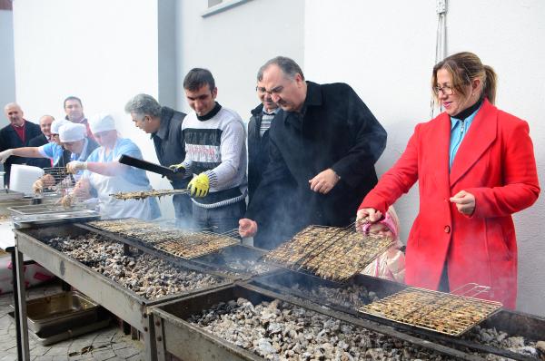 Hamsi Şenliği'nde 1.5 ton hamsi pişirilip dağıtıldı