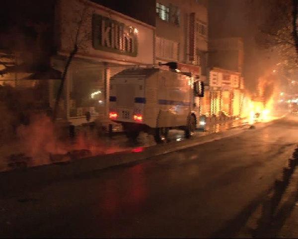 Beyoğlu'nda 2 otobüs, 1 araç ve marketi molotof kokteylleri ile yaktılar