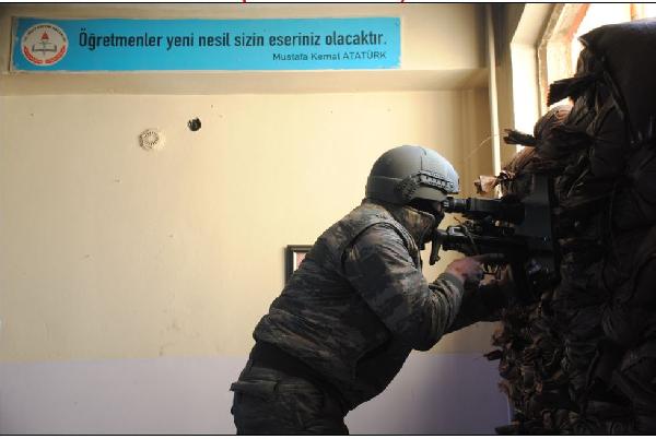Diyarbakır Sur'da devam eden operasyonlardan çarpıcı kareler