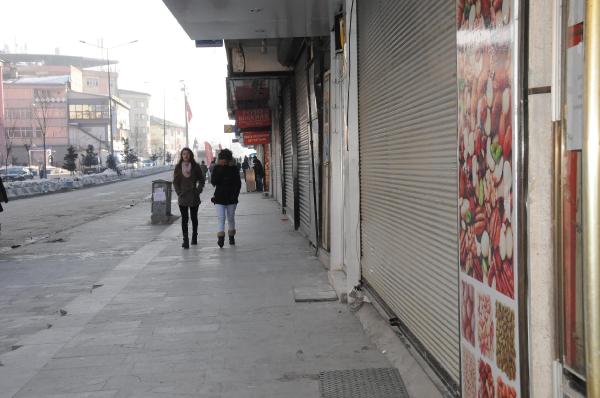 Van ve Hakkari'de kepenkler kapalı