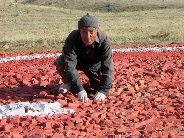 Çakıl taşlarıyla dev Türk bayrağı yaptı