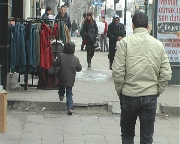 Anne dileniyor, Berfin mendil satıyor