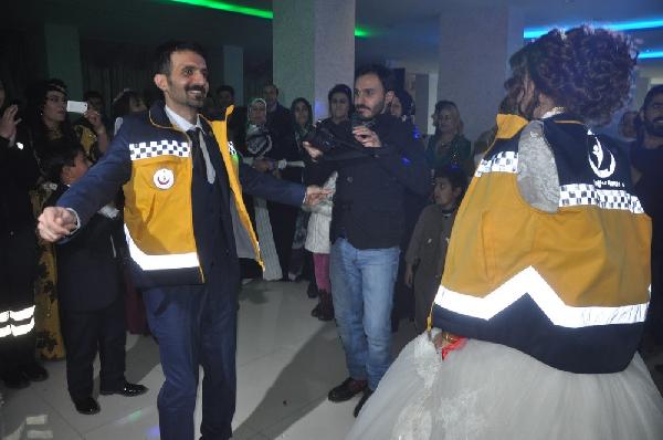 112 çalışanı gelin ve damat düğünde üniforma giydi