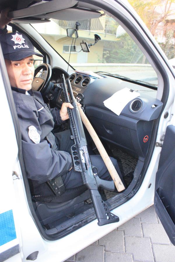 Yasaklı taraftardan silah çıktı