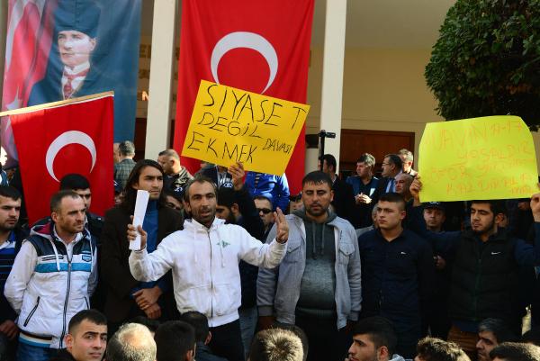 Adana'da işlerine son verilen otobüs muavinleri eylem yaptı