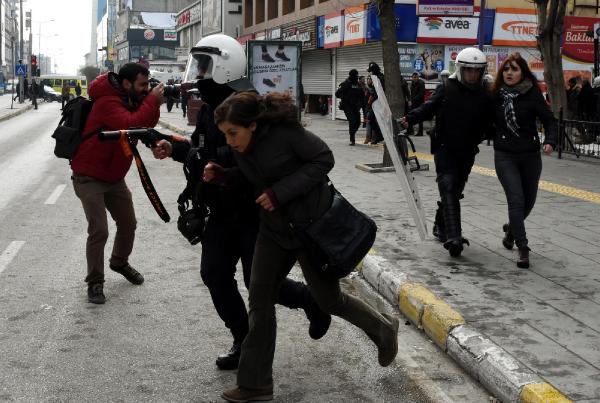 Van'da sokağa çıkma yasağı eylemine polis müdahalesi : 18 gözaltı