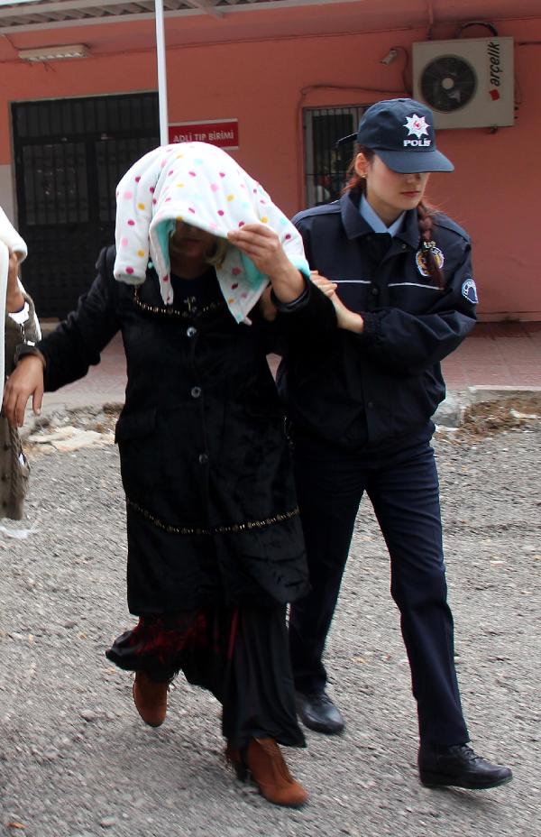 Kucağında bebeğiyle cezaevine götürüldü