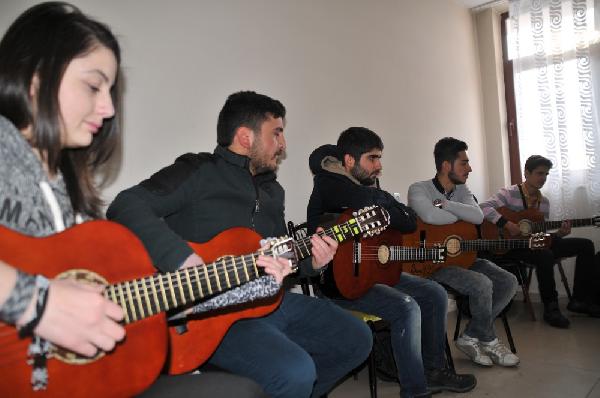 Yüksekova'da ücretsiz kurslar gençlerin ilgi odağı oldu