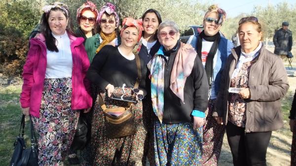 Şalvar giyen Prof. Karatay zeytine doyamadı