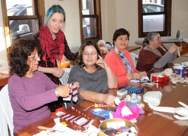 Kadınların yaptığı bez bebekler sergilendi