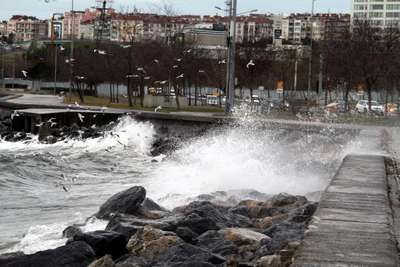 Şiddetli lodos deniz seferlerinde iptallere neden oluyor (2)
