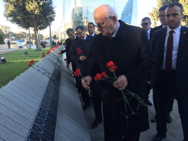 TBMM Başkanı Kahraman, Aliyev’in mezarını ziyaret etti
