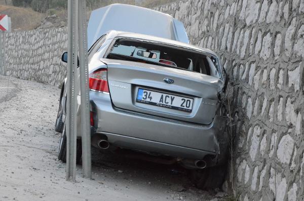 Otomobil istinat duvarına çarptı: 1 yaralı