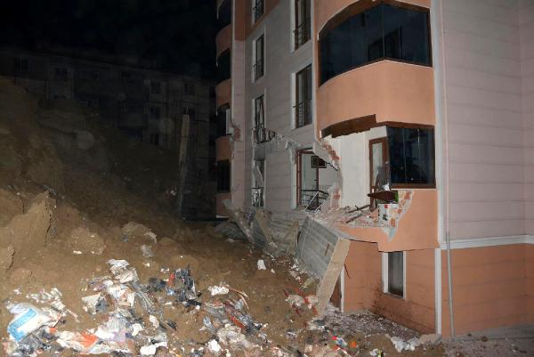 İstinat duvarı apartmanın üzerine çöktü