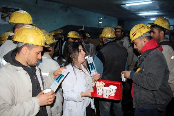 Üniversitelilerden maden işçisine hem uyarı, hem ikram