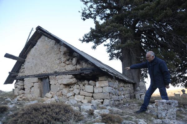 Karamanoğulları Beyi'nin türbesi aslına uygun onarılıyor