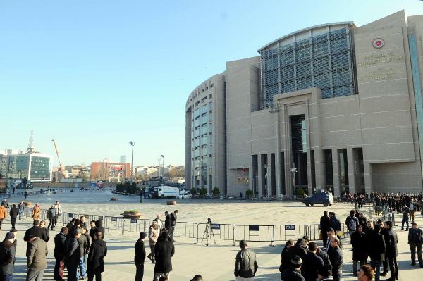 Adliye karşısındaki bekleyiş sürüyor
