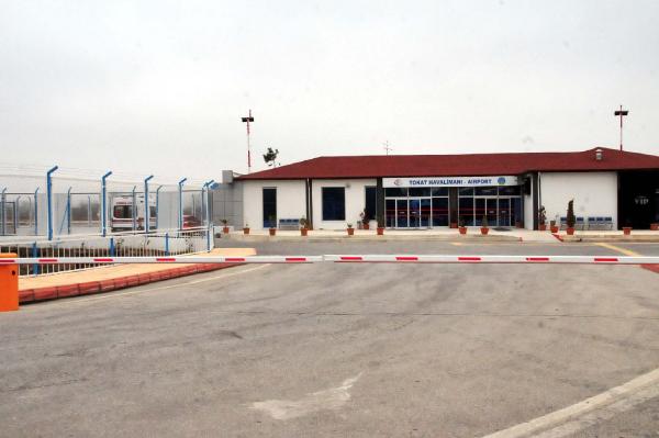 Tokat'ta uçak seferlerine sis engeli sürüyor