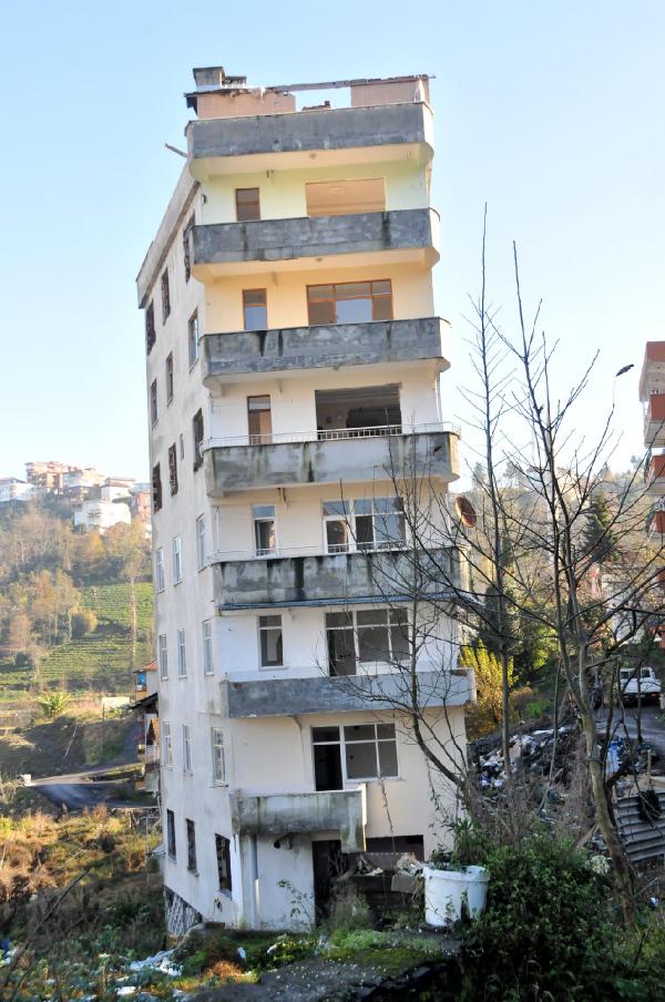 Rize’de yan yatan binayı boşaltan aileler sorumlu arıyor