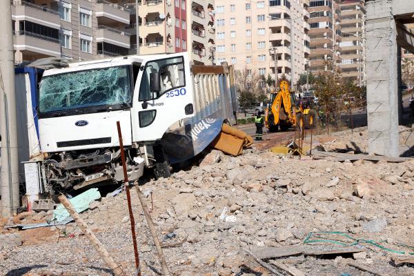 İmdat freni boşalan kamyon 6 araca çarpıp inşaata girdi