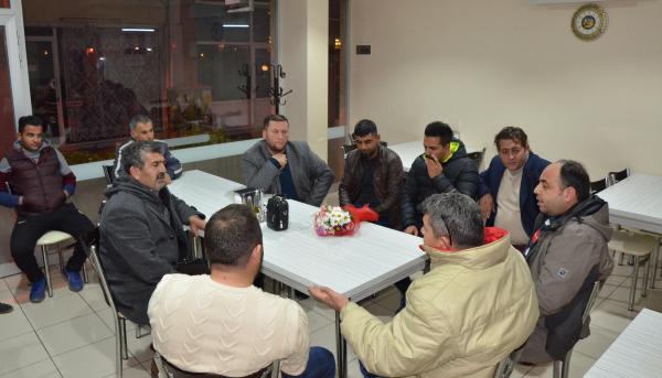 Sahada kıvranırken yüzüne tekme atılan futbolcuya çiçekli geçmiş olsun ziyareti