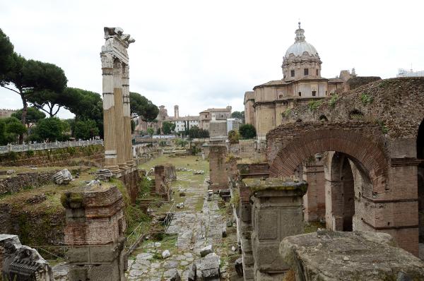 Corriere della Sera: Roma’da 1800 yıllık sütuna adını yazan Türk öğrenci gözaltına alındı