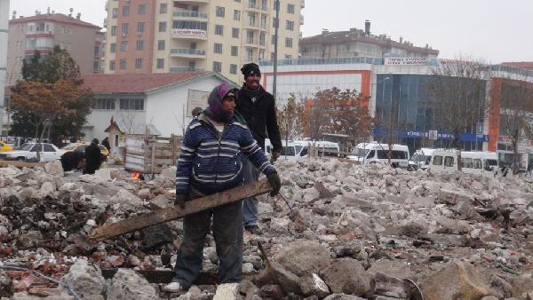 Yıkılan bina ekmek kapıları oldu