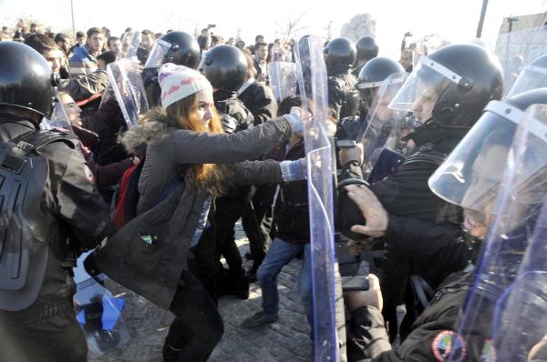 Kocaeli Üniversitesi'nde protesto gösterisine TOMA'lı müdahele