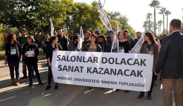 Kampusta sinema salonunun kapatılmasını protesto ettiler